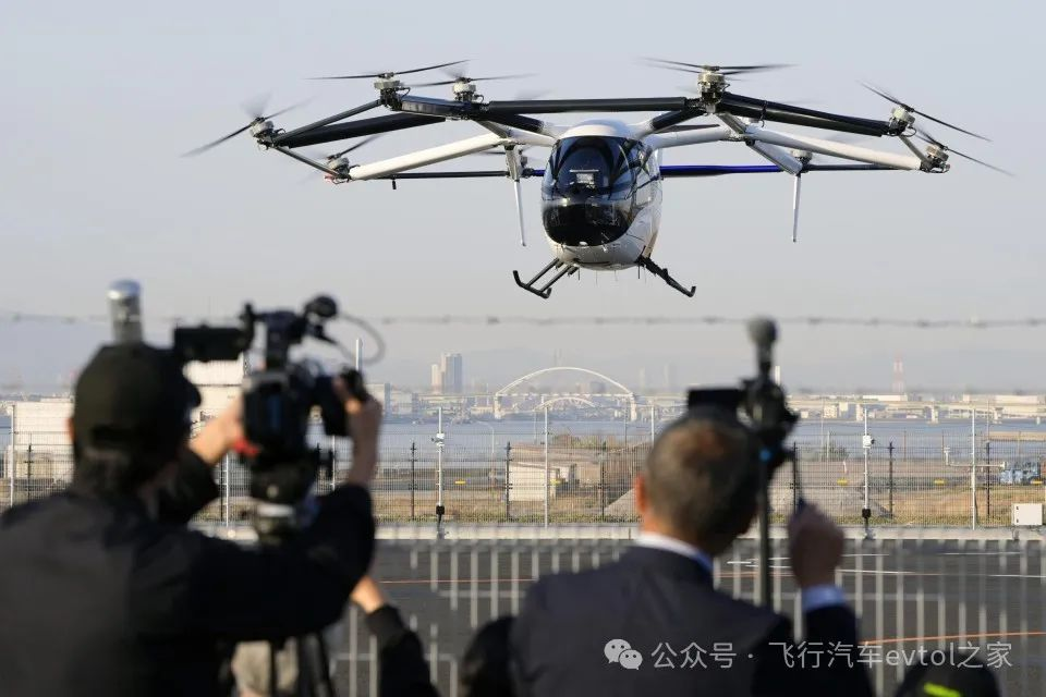 “飞行汽车/evtol”开幕前在世博会场馆进行演示飞行